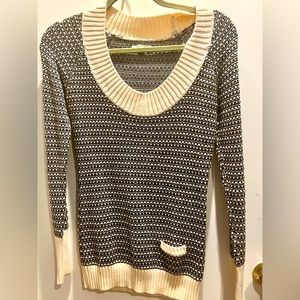 H&M black and white sweater with scoopneck